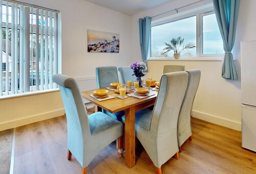 Beautiful 5 Bed Bungalow With Garden & Driveway