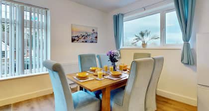 Beautiful 5 Bed Bungalow With Garden & Driveway