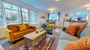 Living area - Beautiful 5 Bed Bungalow With Garden & Driveway (Maidstone)