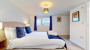 5 slaapkamers, een strijkplank/strijkijzer, internet, beddengoed