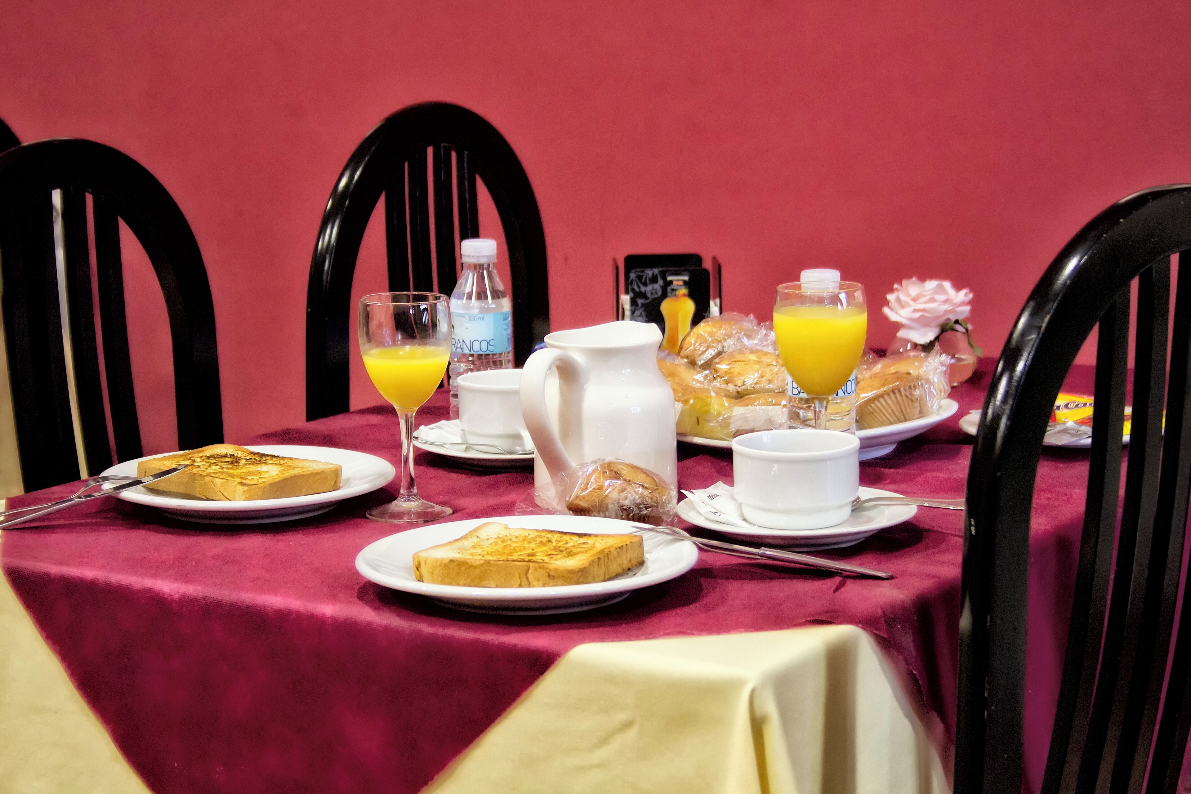 Tägliches Frühstücksbuffet (7.50 EUR pro Person)