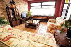 Living area - Hotel Covadonga (Cangas de Onís)