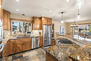 Fridge, microwave, oven, stovetop - TOPF16-NEW Sunriver Vacation Home (Sunriver)