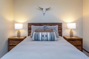 4 bedrooms, desk, free WiFi, bed sheets - TOPF16-NEW Sunriver Vacation Home (Sunriver)