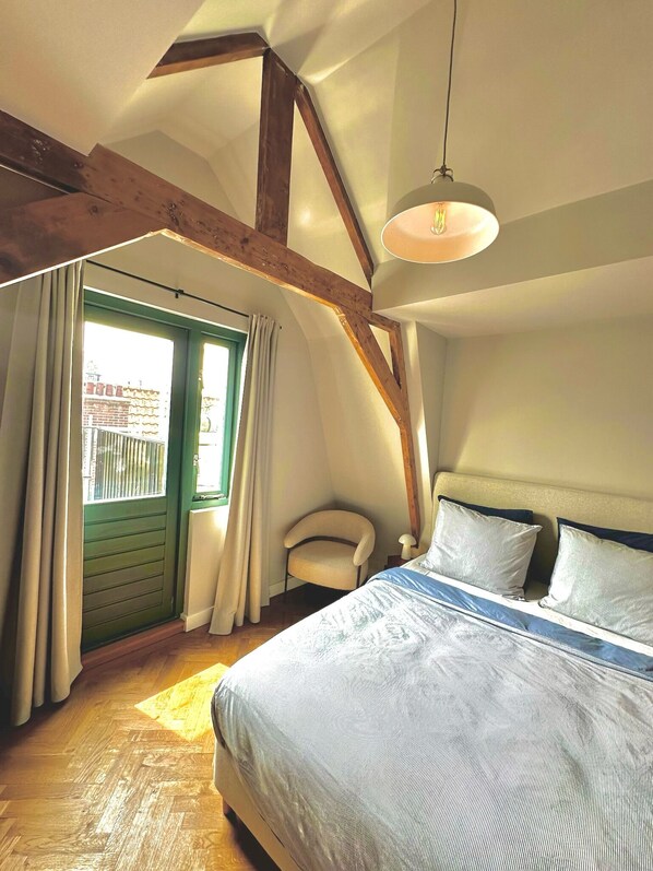 1 bedroom, desk, free WiFi, bed sheets