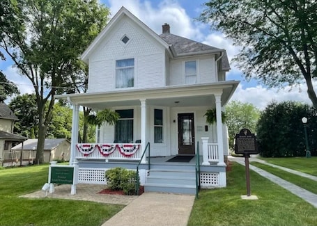 Exterior. Cozy 3-bedroom house in welcoming Dixon with lots of room for the whole family.