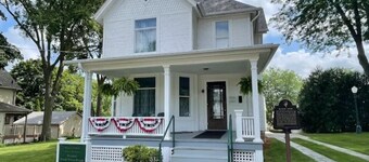  Cozy 3-bedroom house in welcoming Dixon with lots of room for the whole family.