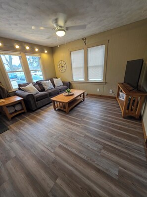 Living area - Cozy 3-bedroom house in welcoming Dixon with lots of room for the whole family. (Dixon)