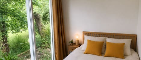 2 slaapkamers, een bureau, een strijkplank/strijkijzer, gratis wifi