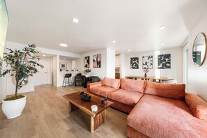 Smart TV y chimenea 