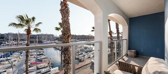 Luxury 2BR  Designer Decor Brand New Building and Amenities