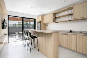 Een koelkast, een microgolfoven, een oven