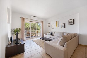 TV - Amarelinha Apartment with Balcony and Air Conditioning (Lagos)