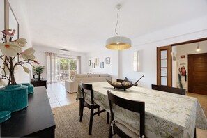 Dining - Amarelinha Apartment with Balcony and Air Conditioning (Lagos)