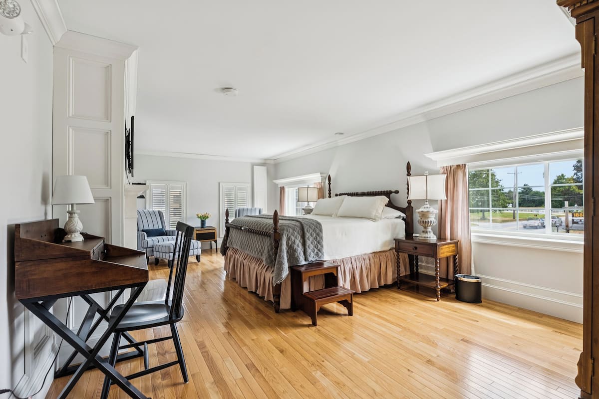 Schreibtisch, laptopgeeigneter Arbeitsplatz, Bügeleisen/Bügelbrett