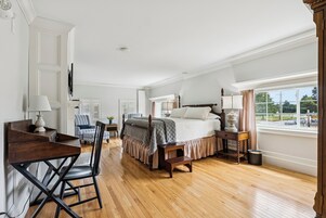 Escritorio y espacio para trabajar con laptop