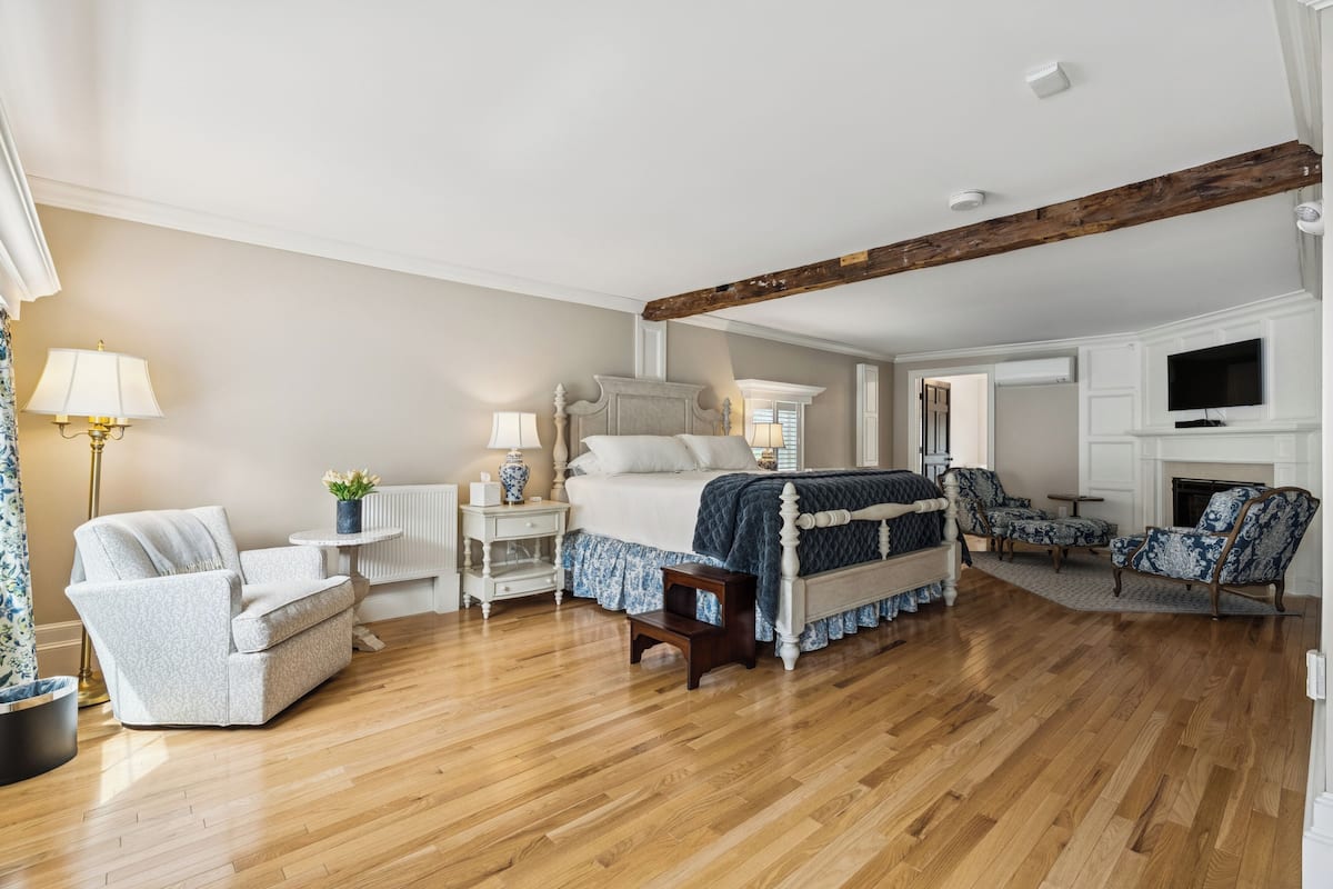 Schreibtisch, laptopgeeigneter Arbeitsplatz, Bügeleisen/Bügelbrett