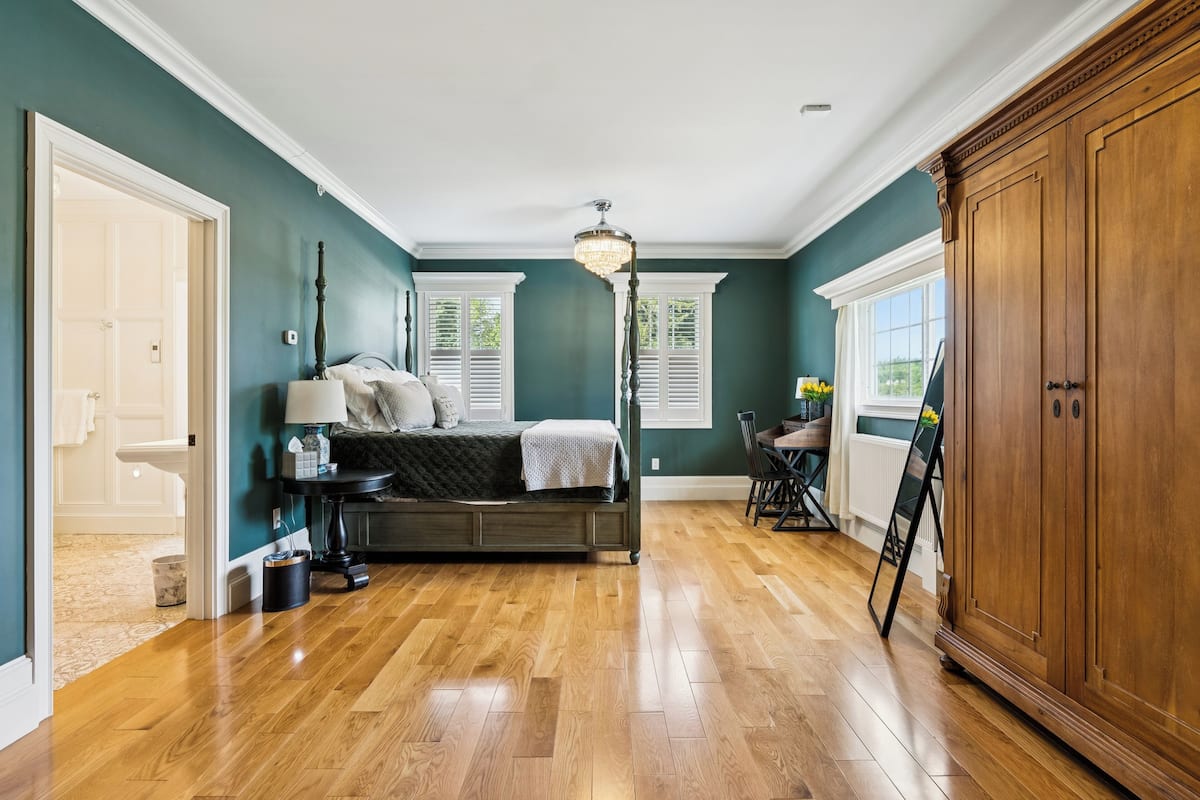 Schreibtisch, laptopgeeigneter Arbeitsplatz, Bügeleisen/Bügelbrett