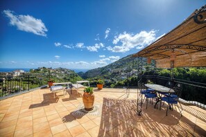 Outdoor dining - Don Vincenzo House - Your Home Away from Home. (Ravello)