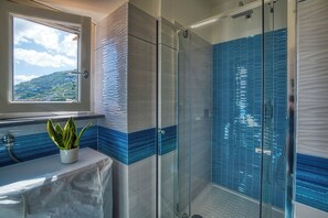 Regadera, secadora de cabello, bidet, toallas 