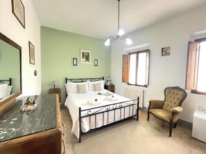 1 slaapkamer, een strijkplank/strijkijzer, gratis wifi, beddengoed