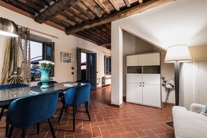 Interior - Appartement with private garden overlooking hills (Matraia)