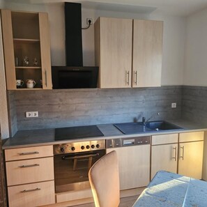 Fridge, microwave, oven, stovetop - NEW! Apartment Elsteraue OG right (Elsteraue)