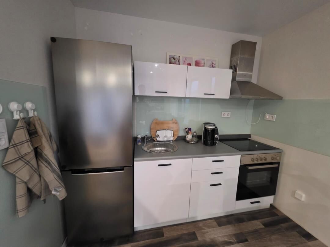Kühlschrank, Ofen, Herdplatte, Wasserkocher mit Kaffee-/Teezubehör