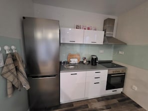 Kühlschrank, Ofen, Herdplatte, Wasserkocher mit Kaffee-/Teezubehör