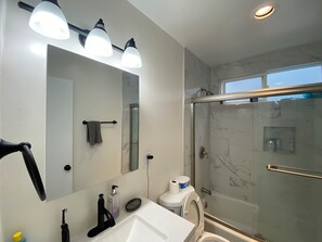 Classic Double Room, Private Bathroom | Bathroom | Hair dryer, towels, soap, shampoo - Comfort Suites BnB (Los Angeles)