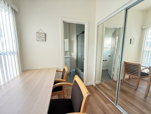 Dining - Comfort Suites BnB (Los Angeles)