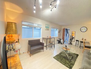 Living area - Comfort Suites BnB (Los Angeles)