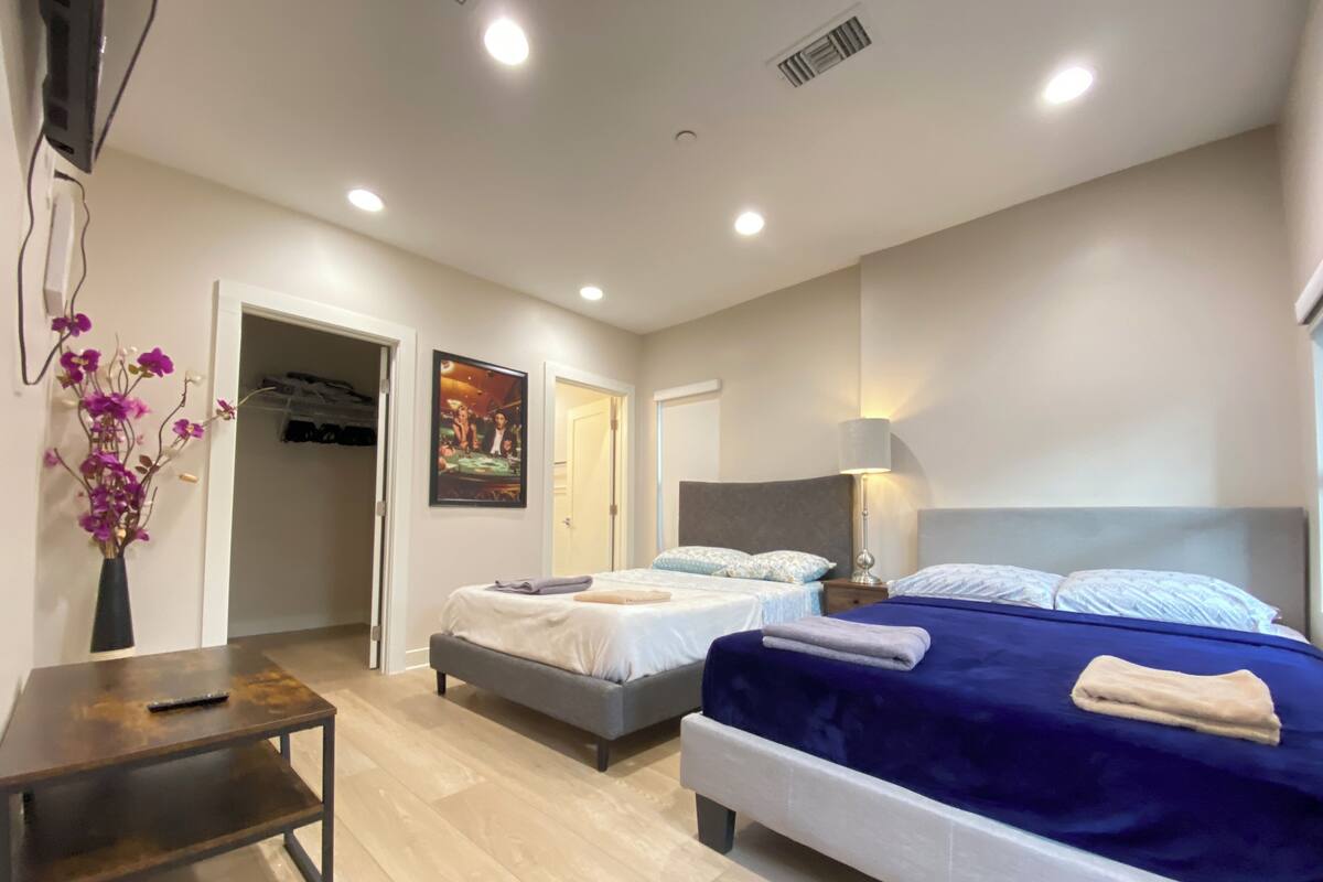 Comfort Quadruple Room, Private Bathroom | Desk, laptop workspace, blackout drapes, soundproofing