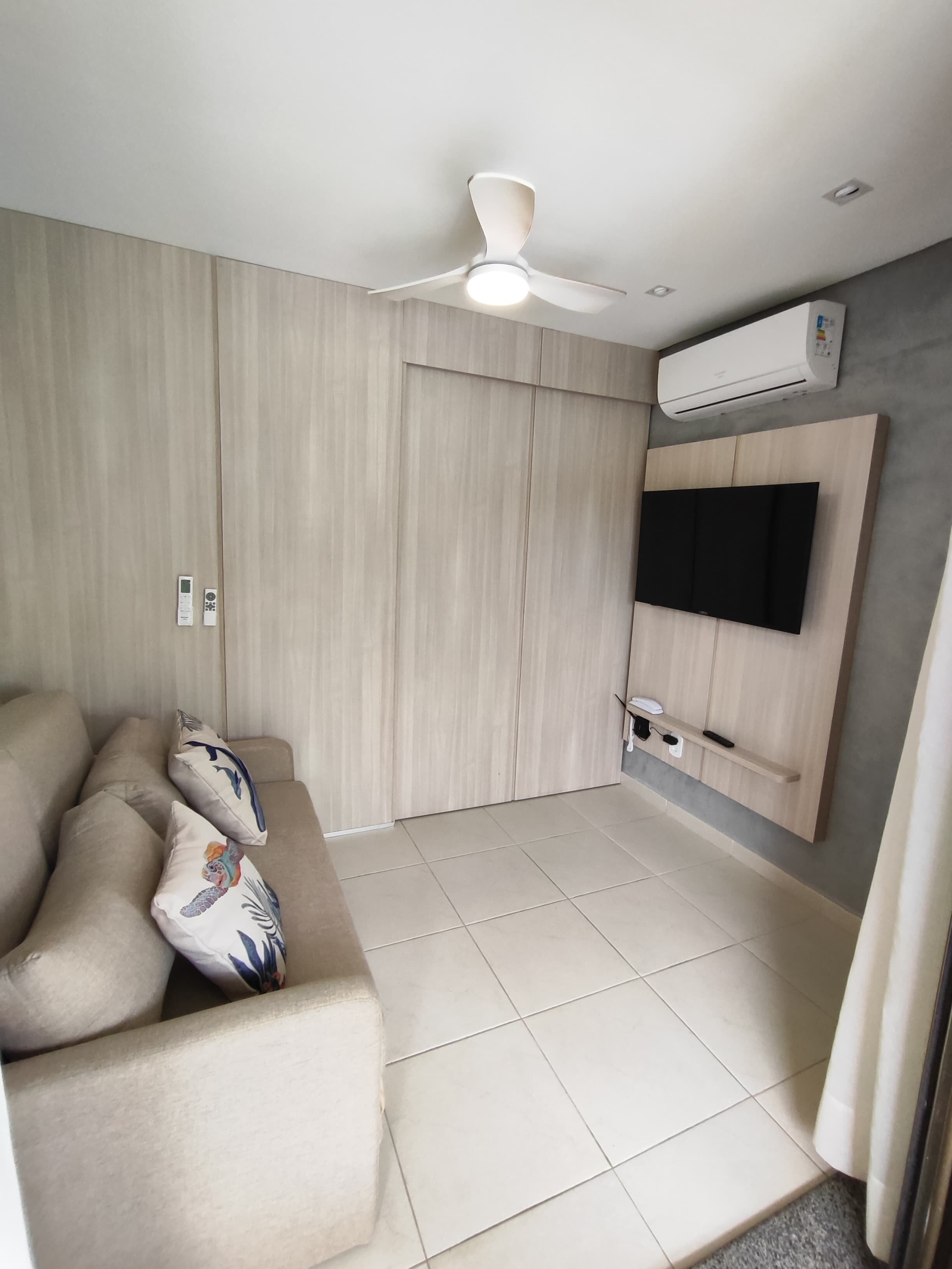 Apartamento família, sacada, vista para a piscina | Área de estar