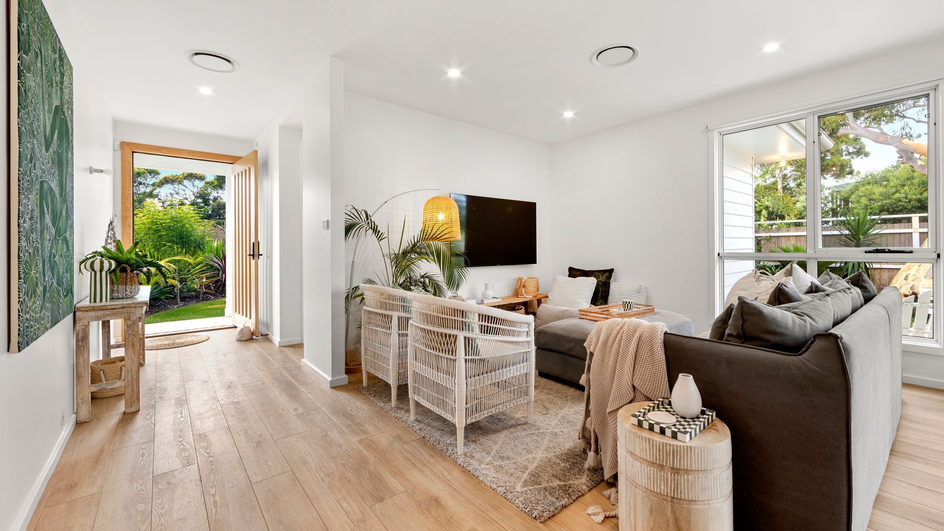 Smart TV, ping pong, books, stereo