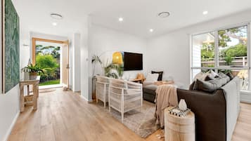 Smart TV, ping pong, books, stereo