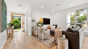 TV connectée, table de tennis de table, livres, chaîne hi-fi