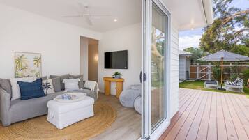 Smart TV, ping pong, books, stereo