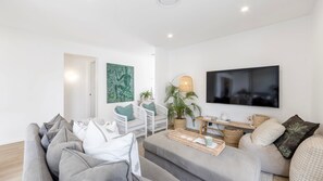 Smart TV, ping pong, books, stereo - Runaway at Callala Beach - 3 Minute Walk to Beach (Callala Beach)