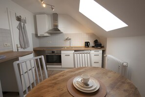 ثلاجة، فرن، موقد طهي مسطح، غسالة أطباق