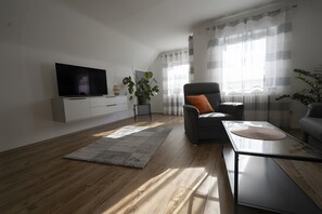 Fernseher, Tischtennisplatte