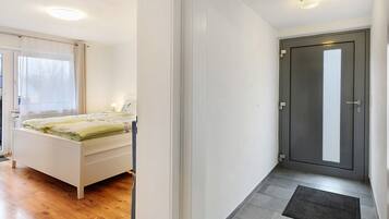 1 dormitori, planxa i posts de planxar, wifi i roba de llit