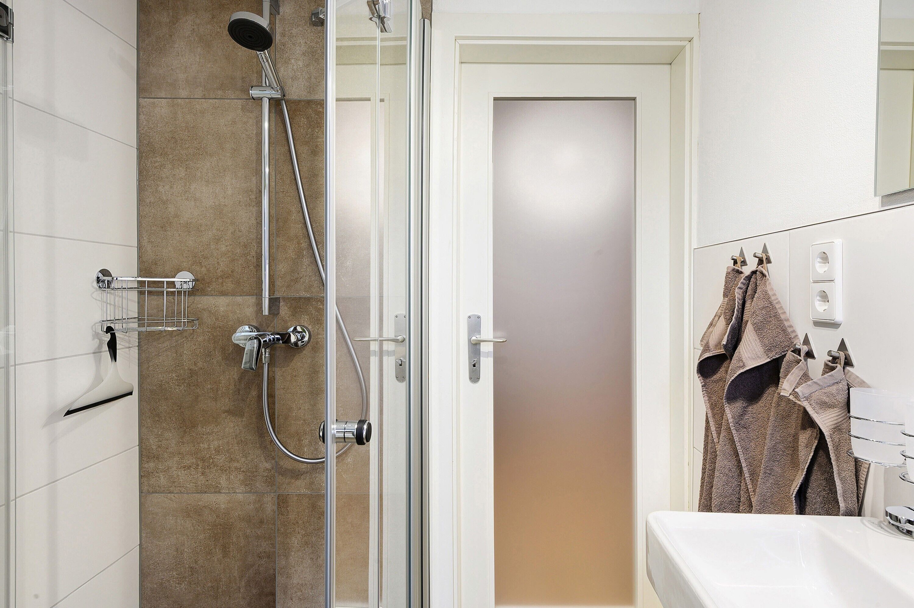 Dusche, Haartrockner, Handtücher