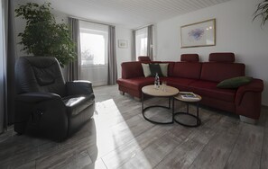 Una televisión, una mesa de tenis de mesa