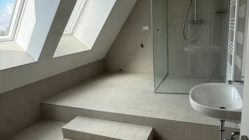 Suihku, hiustenkuivaaja, pyyhkeet, saippua