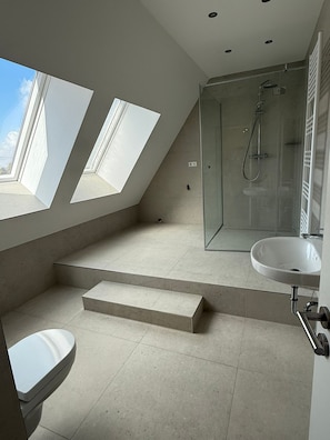 Suihku, hiustenkuivaaja, pyyhkeet, saippua