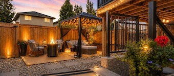king/Hot Tub/full kitchen/private Backyard/BBQ/W/D