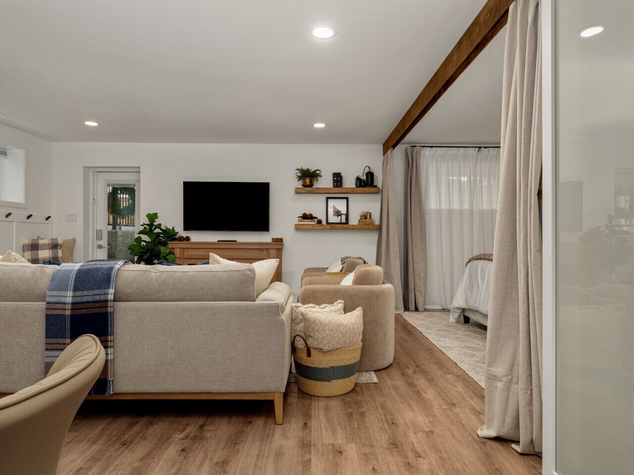 Télévision, cheminée, livres