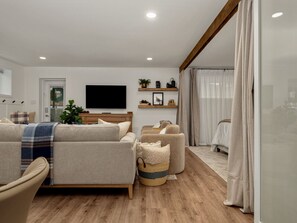 Fernseher, Kamin, Bücher