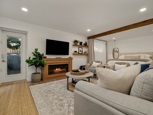 king/Hot Tub/full kitchen/private Backyard/BBQ/W/D